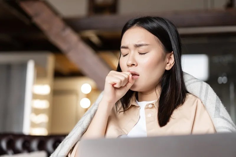 Cơn ho mãn tính xuất hiện dày đặc vào ban đêm làm suy giảm nghiêm trọng chất lượng giấc ngủ.