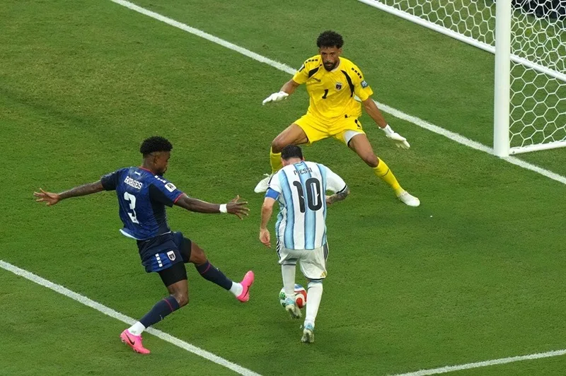 Trọng tâm thấp và tư duy đỉnh cao giúp Messi dễ dàng làm chủ không gian bóng đá dù thể hình nhỏ con.