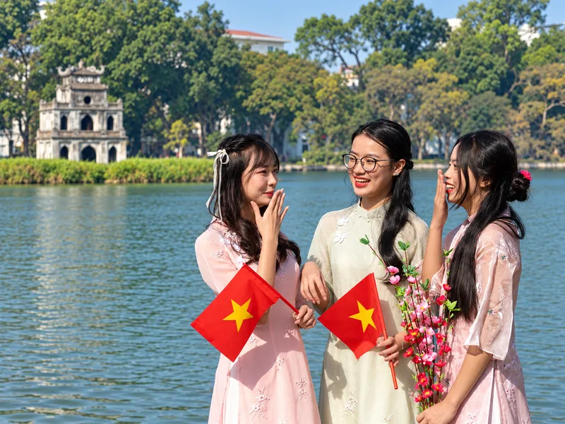 Hồ Hoàn Kiếm là điểm dạo bộ và ngắm cảnh nổi bật giữa trung tâm