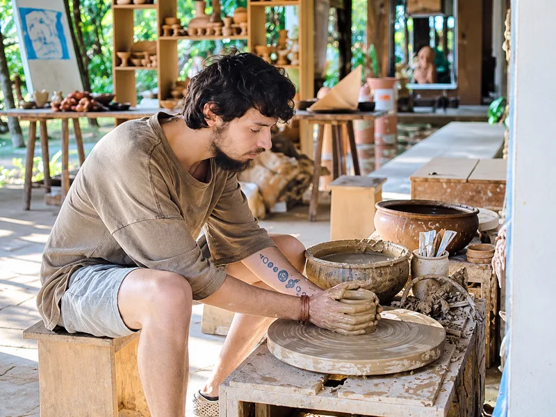 Bát Tràng hấp dẫn với trải nghiệm nặn gốm và mua quà thủ công