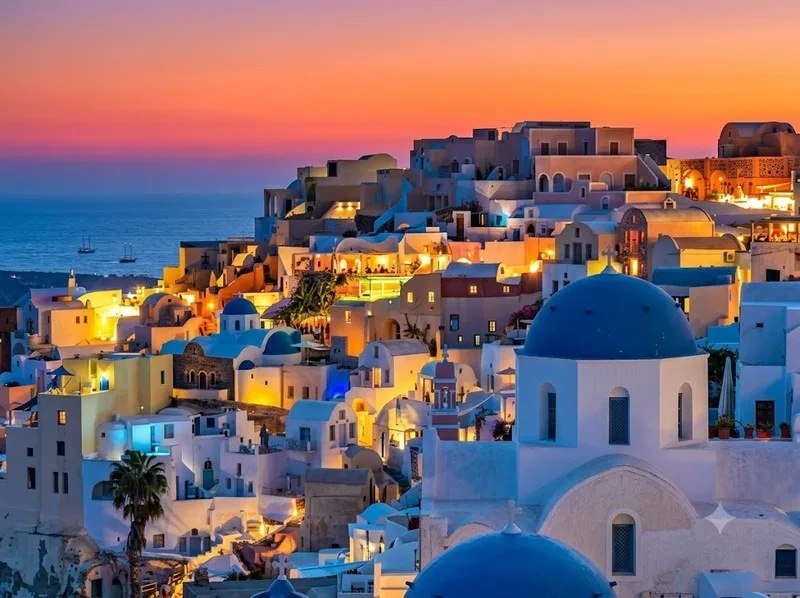 Làng Oia ở Santorini nổi tiếng với nhà trắng, mái vòm xanh và hoàng hôn
