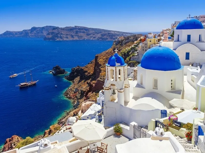 Santorini Hy Lạp nổi bật với vách đá caldera và biển Aegean xanh thẳm